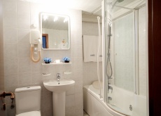 Irkutsk _ Angara Hotel _ Suite _ Bathroom 